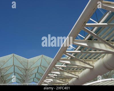 Vue détaillée d'une construction de toit en verre et métal sous un ciel bleu, lisbonne, portugal Banque D'Images