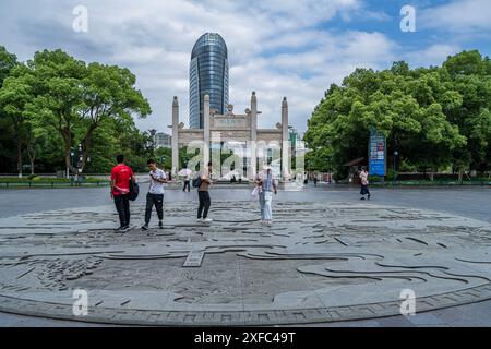 Une photo montre le pont Gongchen, le plus haut et le plus long pont en arc de pierre sur le Grand canal Beijing-Hangzhou, un bâtiment emblématique à l'extrémité sud du canal et site du patrimoine culturel mondial du Grand canal, à Hangzhou, Chine, le 18 juin 2024. Avec une longueur de 98 mètres et une hauteur de 16 mètres, le pont de Gongchen est large de 5,9 mètres au milieu du plancher du pont et large de 12,2 mètres à la fin du pont. C'est le pont en arc de pierre le plus haut et le plus long parmi les ponts anciens de Hangzhou et un bâtiment emblématique à l'extrémité sud du Grand canal. (Photo de Costfoto/ Banque D'Images