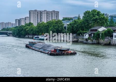 Une photo montre le pont Gongchen, le plus haut et le plus long pont en arc de pierre sur le Grand canal Beijing-Hangzhou, un bâtiment emblématique à l'extrémité sud du canal et site du patrimoine culturel mondial du Grand canal, à Hangzhou, Chine, le 18 juin 2024. Avec une longueur de 98 mètres et une hauteur de 16 mètres, le pont de Gongchen est large de 5,9 mètres au milieu du plancher du pont et large de 12,2 mètres à la fin du pont. C'est le pont en arc de pierre le plus haut et le plus long parmi les ponts anciens de Hangzhou et un bâtiment emblématique à l'extrémité sud du Grand canal. (Photo de Costfoto/ Banque D'Images