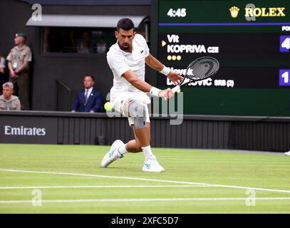 Wimbledon, Londres, Royaume-Uni. 02 juillet 2024. Novak Djokovic en action contre vit Kopriva de la République tchèque au premier tour à Wimbledon. Crédit : Adam Stoltman/Alamy Live News Banque D'Images