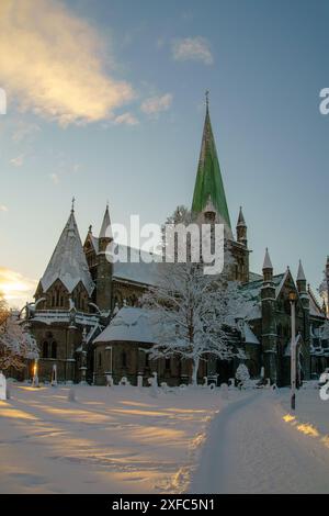 cathédrale Nidarosdomen situé dans la ville norvégienne Trondheim au coucher du soleil froid Wiinter Banque D'Images