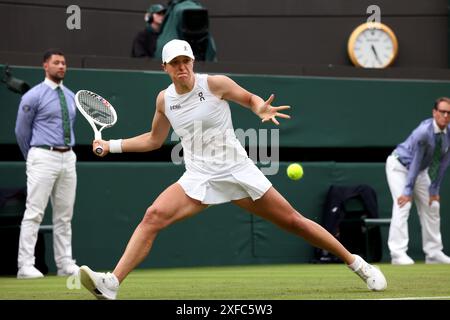 Wimbledon, Londres, Royaume-Uni. 02 juillet 2024. Numéro un, Ina Swiatek de Pologne en action contre Sofia Kenin des États-Unis lors du premier tour à Wimbledon le mardi 2 juillet. Crédit : Adam Stoltman/Alamy Live News Banque D'Images