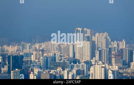 Séoul, Corée du Sud. 30 juin 2024. Vue générale des appartements et des bâtiments d'ouest en est dans le centre de Séoul. Officiellement Séoul Special City, est la capitale de la République de Corée, communément connue sous le nom de Corée du Sud, et le centre urbain le plus étendu du pays. (Photo de Kim Jae-Hwan/SOPA images/Sipa USA) crédit : Sipa USA/Alamy Live News Banque D'Images