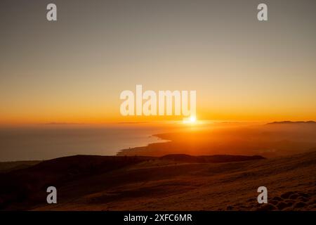 Magnifique coucher de soleil sur l'océan Atlantique. Sao Miguel, Açores, Portugal, Europe. Banque D'Images