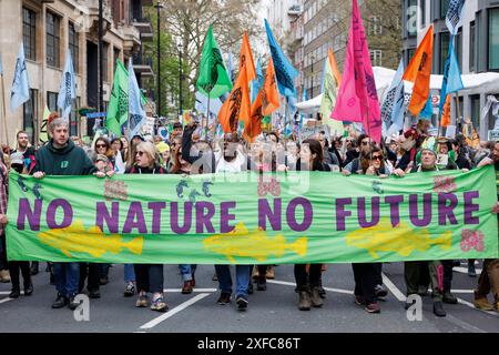 22 avril 2023, Westminster, Londres, Royaume-Uni. Jour 2 de la protestation climatique et écologique de 'The Big One' par 200 groupes dirigés par extinction Rebellion sous le slogan 'unir pour survivre'. Environ 60 000 personnes ont pris part aux marches et événements légaux pendant quatre jours. Les groupes partenaires comprenaient Keep Britain Tidy, Friends of the Earth et Avaaz. Les 'piquets du peuple' ont eu lieu à l'extérieur de 15 départements gouvernementaux vendredi et lundi. Une énorme marche le samedi 22 avril s'est terminée par un die-in de masse à travers Westminster. Banque D'Images