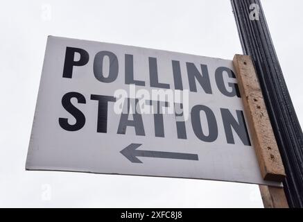 Londres, Royaume-Uni. 2 juillet 2024. Un panneau Polling Station dans le centre de Londres avant les élections britanniques qui auront lieu le 4 juillet. Crédit : Vuk Valcic/Alamy Live News Banque D'Images