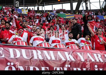 Leipzig, Allemagne. 02 juillet 2024. Leipzig, Allemagne, 2 juillet 2024 : les fans de Turkiye lors du match de football UEFA EURO 2024 Allemagne Round 16 opposant l'Autriche et Turkiye au stade de Leipzig à Leipzig, Allemagne. (Daniela Porcelli/SPP) crédit : SPP Sport Press photo. /Alamy Live News Banque D'Images