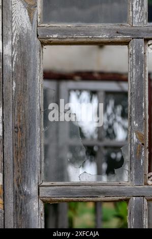 Fenêtre en verre brisé fissures du trou d'impact de tir de balle 1 Banque D'Images