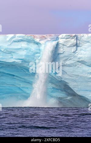 Spectaculaire rivière Supraglacial et cascade sur l'île Nordaustlandet dans les îles Svalbard Banque D'Images