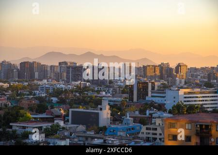 Santiago, Chili - 13 mars 2019 : une silhouette de coucher de soleil sereine avec les Cordillères ornant l'horizon. Banque D'Images