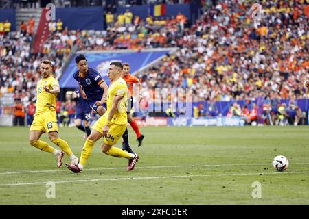 MUNICH - (de gauche à droite) Denis Dragus de Roumanie, Tijjani Reijnders de Hollande, Bogdan Racovitan de Roumanie lors de la manche 16 de l'UEFA EURO 2024 opposant la Roumanie aux pays-Bas à la Munich Football Arena le 2 juillet 2024 à Munich, Allemagne. ANP MAURICE VAN STEEN Banque D'Images