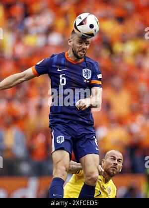 MUNICH - (g-d) Stefan de Vrij de Hollande, Denis Alibec de Roumanie lors de la manche 16 de l'UEFA EURO 2024 entre la Roumanie et les pays-Bas à la Munich Football Arena le 2 juillet 2024 à Munich, Allemagne. ANP MAURICE VAN STEEN Banque D'Images