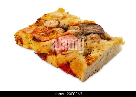 Morceau de pizza rectangulaire avec légumes, tranche de pizza avec tomate, aubergine et poivrons et oignon isolé sur blanc avec chemin de coupe inclus Banque D'Images