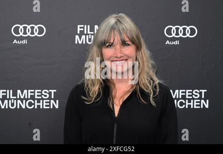 Munich, Allemagne. 02 juillet 2024. La productrice Kate Solomon se tient debout sur le tapis turquoise lors de la cérémonie de remise des prix CineMerit au Deutsches Theater pendant le Filmfest München. Le film le photographe raconte l'histoire du photographe Lee Miller, qui a travaillé comme photojournaliste pour les États-Unis au front pendant la seconde Guerre mondiale et a également documenté la libération des camps de concentration de Buchenwald et de Dachau. Crédit : Felix Hörhager/dpa/Alamy Live News Banque D'Images