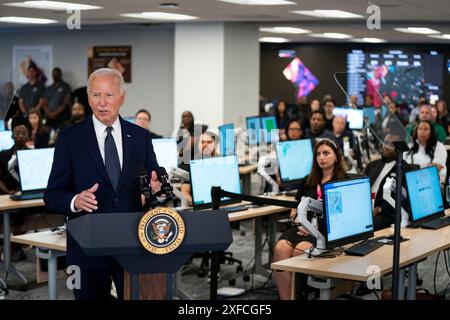 Washington, États-Unis . 02 juillet 2024. Le président Joe Biden prononce un discours après avoir reçu un exposé opérationnel sur les conditions météorologiques extrêmes au Centre des opérations d'urgence de Washington, DC, le mardi 2 juillet 2024. Photo de Bonnie Cash/Pool/Sipa USA crédit : Sipa USA/Alamy Live News Banque D'Images