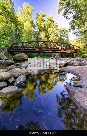 Pont sur la rivière Davidson près de Daniel Ridge Trail - Pisgah National Forest, Brevard, Caroline du Nord, États-Unis Banque D'Images