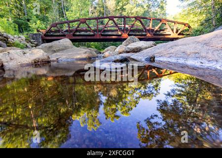 Pont sur la rivière Davidson près de Daniel Ridge Trail - Pisgah National Forest, Brevard, Caroline du Nord, États-Unis Banque D'Images