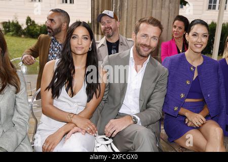 Amira Pocher, Christian Dueren und Rebecca Mir BEI der Marc Cain Pure Radiance Modenschau am 2.07.2024 im Rahmen der Fashion week Berlin im Kolonnade Banque D'Images