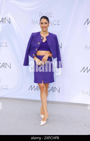 Rebecca Mir BEI der Marc Cain Pure Radiance Modenschau am 2.07.2024 im Rahmen der Fashion week Berlin im Kolonnade mit Triumphtor am Neuen Palais à Potsdam Fashionweek Berlin 2024 - Marc Cain Show *** Rebecca Mir au Marc Cain défilé Pure Radiance le 2 07 2024 dans le cadre de la Fashion week Berlin dans la Colonnade avec Triumphtor AT le Neues Palais à Potsdam Fashionweek Berlin 2024 Marc Cain Show Banque D'Images