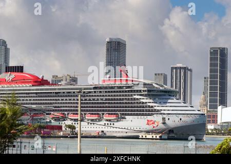 Miami, Floride, États-Unis - 3 décembre 2023 : bateau de croisière Scarlet Lady exploité par Virgin Cruises amarré dans le port de Miami Banque D'Images