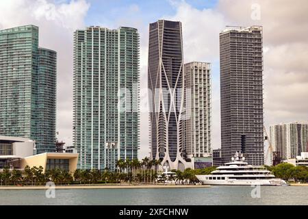 Miami, Floride, États-Unis - 1er décembre 2023 : superyacht amarré devant des blocs d'appartements de luxe sur le front de mer de Miami Banque D'Images