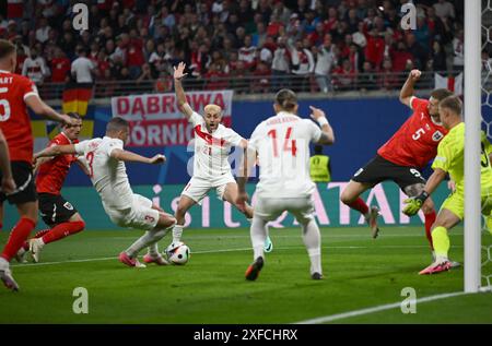 Leipzig, Allemagne. 02 juillet 2024. Football, UEFA Euro 2024, Championnat d'Europe, Autriche - Turquie, finale, ronde 16, Leipzig Stadion, Merih Demiral de Turquie (2e à partir de la gauche) marque le but pour faire 0-1. Crédit : Sebastian Christoph Gollnow/dpa/Alamy Live News Banque D'Images