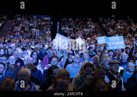 Les partisans assistent au « rassemblement pour la réforme » au NEC de Birmingham, la plus grande réunion de masse du leader de la réforme britannique de la campagne le dimanche 30 juin 2024 Banque D'Images