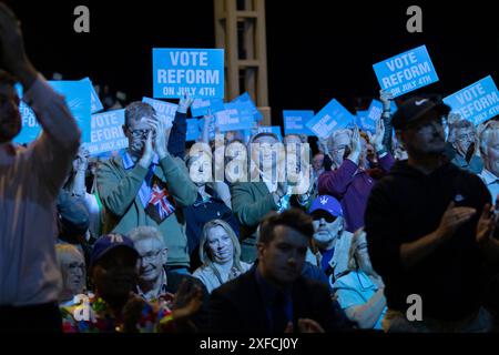 Les partisans assistent au « rassemblement pour la réforme » au NEC de Birmingham, la plus grande réunion de masse du leader de la réforme britannique de la campagne le dimanche 30 juin 2024 Banque D'Images