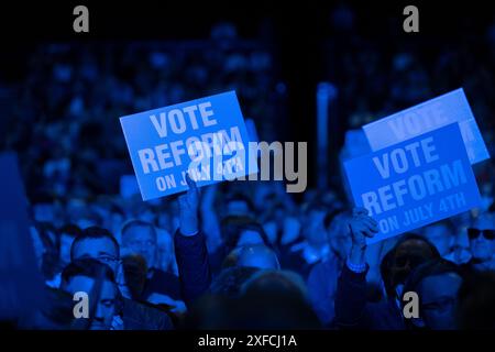 Les partisans assistent au « rassemblement pour la réforme » au NEC de Birmingham, la plus grande réunion de masse du leader de la réforme britannique de la campagne le dimanche 30 juin 2024 Banque D'Images