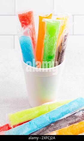 Rainbow Frozen Ice Popsicle sur un comptoir de cuisine Banque D'Images