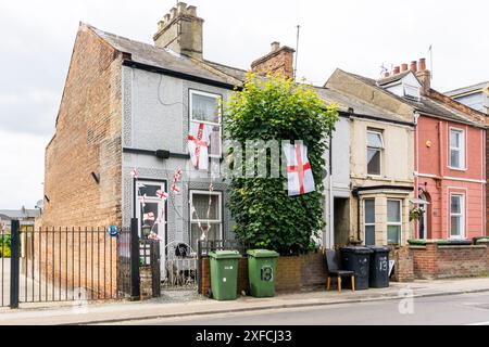 Une maison à King's Lynn décorée de drapeaux de croix St George pour soutenir l'Angleterre dans le football UEFA Euro 2024. Banque D'Images