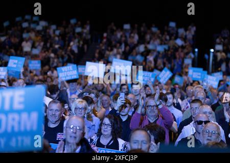 Les partisans assistent au « rassemblement pour la réforme » au NEC de Birmingham, la plus grande réunion de masse du leader de la réforme britannique de la campagne le dimanche 30 juin 2024 Banque D'Images