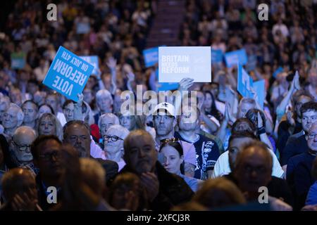 Les partisans assistent au « rassemblement pour la réforme » au NEC de Birmingham, la plus grande réunion de masse du leader de la réforme britannique de la campagne le dimanche 30 juin 2024 Banque D'Images