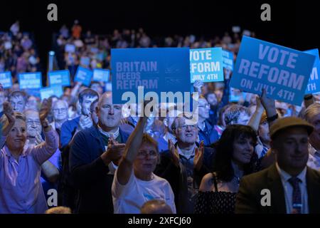 Les partisans assistent au « rassemblement pour la réforme » au NEC de Birmingham, la plus grande réunion de masse du leader de la réforme britannique de la campagne le dimanche 30 juin 2024 Banque D'Images