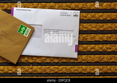 Postal Voting Pack est arrivé en poste sur le paillasson pour l'élection générale parlementaire de juillet 2024 Banque D'Images