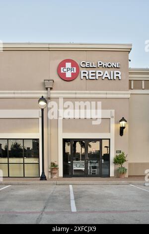 Houston, Texas États-Unis 06-23-2024 : extérieur de la vitrine d'entreprise de réparation de téléphone portable. Banque D'Images