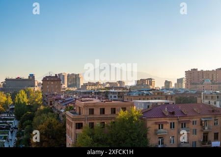 Coucher de soleil sur Erevan avec le mont Ararat en arrière-plan Banque D'Images