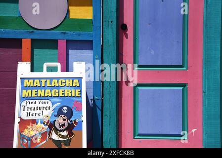 Dessins colorés dans le patio d'un magasin à Matlacha, Floride, États-Unis Banque D'Images