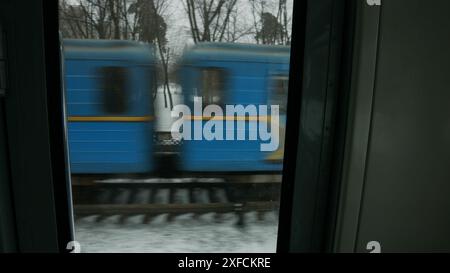 Le train se rend à la réunion. Vue depuis la fenêtre du train. Transport de voyageurs par chemin de fer. Banque D'Images