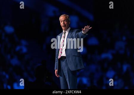 Nigel Farage, leader du parti au « rassemblement pour la réforme » au NEC de Birmingham, la plus grande réunion de masse du leader de la réforme britannique de la campagne le dimanche 30 juin 2024 Banque D'Images
