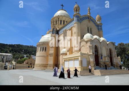 Touristes musulmans à la basilique catholique d'Alger Banque D'Images