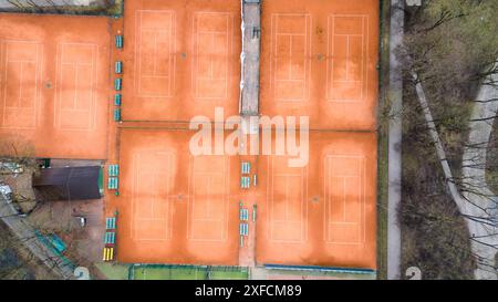 Photographie par drone de plusieurs courts de tennis vides pendant la journée nuageuse du printemps Banque D'Images