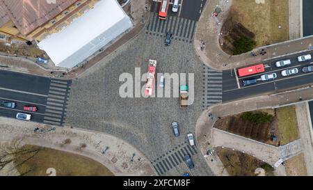 Photographie par drone d'une route pavée historique et de la circulation dans une ville du centre-ville pendant la journée nuageuse de printemps Banque D'Images