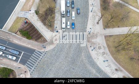 Photographie par drone d'une route pavée historique et de la circulation dans une ville du centre-ville pendant la journée nuageuse de printemps Banque D'Images