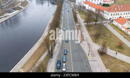 Photographie par drone d'une route pavée historique et de la circulation dans une ville du centre-ville pendant la journée nuageuse de printemps Banque D'Images