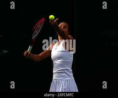 Wimbledon, Londres, Royaume-Uni. 02 juillet 2024. Caroline Garcia servant à Anna Blinkova lors du premier tour à Wimbledon le mardi 2 juillet. Crédit : Adam Stoltman/Alamy Live News Banque D'Images