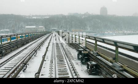 Transport par rail. Mouvement des trains sur le pont d'hiver. Vue depuis la cabine conducteur. Banque D'Images