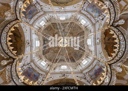 Prague, République tchèque - 25 mai 2024 : vue en angle bas de l'immense lustre à l'intérieur de l'église Nicholas, une église baroque dans la petite ville de Prague pour Banque D'Images