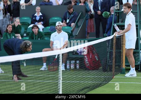 Londres, Royaume-Uni. 02 juillet 2024. Le belge David Goffin photographié lors d'un match de tennis contre le tchèque Machac, lors du premier tour de la compétition masculine de simple tournoi de grand chelem de Wimbledon 2024 au All England Tennis Club, dans le sud-ouest de Londres, en Grande-Bretagne, mardi 02 juillet 2024. BELGA PHOTO BENOIT DOPPAGNE crédit : Belga News Agency/Alamy Live News Banque D'Images