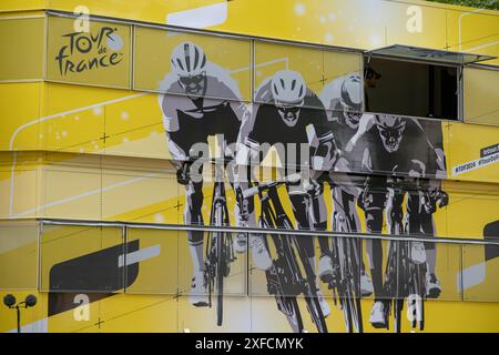 Tour de France : logo tour à la ligne d'arrivée et pour toutes les villes françaises qu'il traverse. les couleurs du maillot jaune, domine partout. Banque D'Images